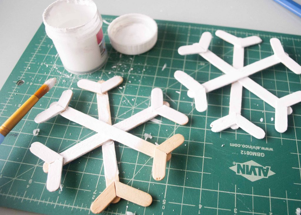 How to make Popsicle Stick Snowflakes Paiting