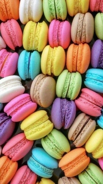 RAINBOW MACAROONS - Time to add some color to your table or your kids party. A Rainbow is waiting for you. I curated a list of colorful food to inspire your party.