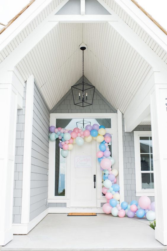 Decor your House Door - Here some ideas for your Drive-by Birthday Parade Party. Time to celebrate outside and from your car. #drivebyparty #drivebybirthday